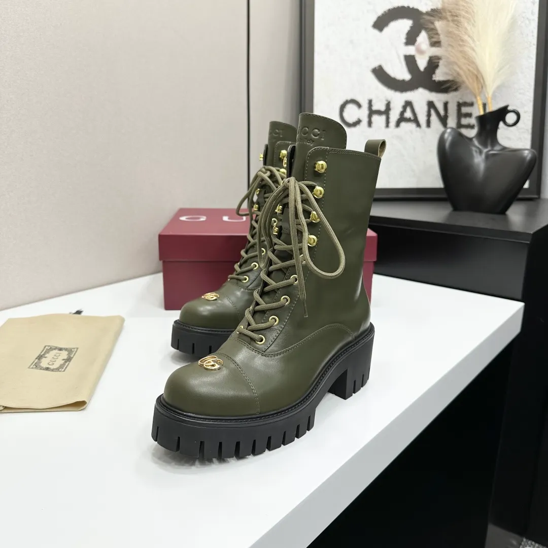 👟👟Ex-factory price 840👟👟 Highest version 2025 Gucci autumn and winter latest GUCCI mid-heel grooved thick-soled horsebit ankle Chelsea boots 🆙Purchase level high-end boutique goods🆙 This short boots is ingenious and combines the fashionable elements of boots and moccasins, with lightweight foam rubber groove soles , archive patterns continue to shine in Gucci’s new series, and the classic horsebit-shaped accessories highlight the brand’s equestrian heritage. It doubles the charm of the entire design and injects exquisite sophistication into daily shoes 😘 Fabric: Imported calfskin + embossed craftsmanship Inner/foot pads: Shuiqi cowhide Outsole: 1:1 mold rubber foam high toughness 4.5 cm thick sole Absolutely not heavy or rigid, nor will it collapse All materials and processes are consistent with the Y version Size: 35-42 standard code 404142 customized Heel height: 4.5CM Forefoot 2.5 cm Packaging: High-end packaging at the counter